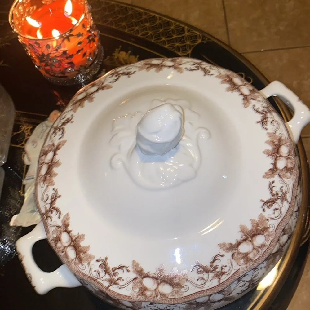 Antique WILLIAM SONOMA Tureen and Lid excellent condition WTH: 8 3/4 HT: 10 3/8
